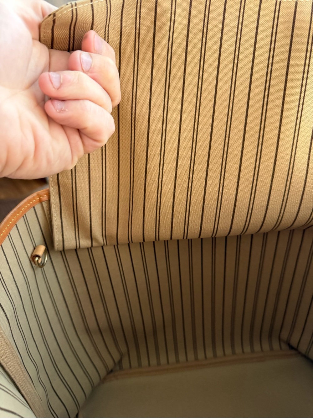 Louis Vuitton Monogram Neverfull Tote in classic monogram - Picture 6 of 8